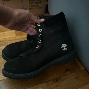 Black timberland boots with velvet shoe laces. W 8. fair condition.